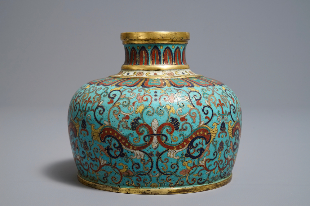 Un vase en &eacute;maux cloisonn&eacute;s, marque de Qianlong, 19/20&egrave;me
