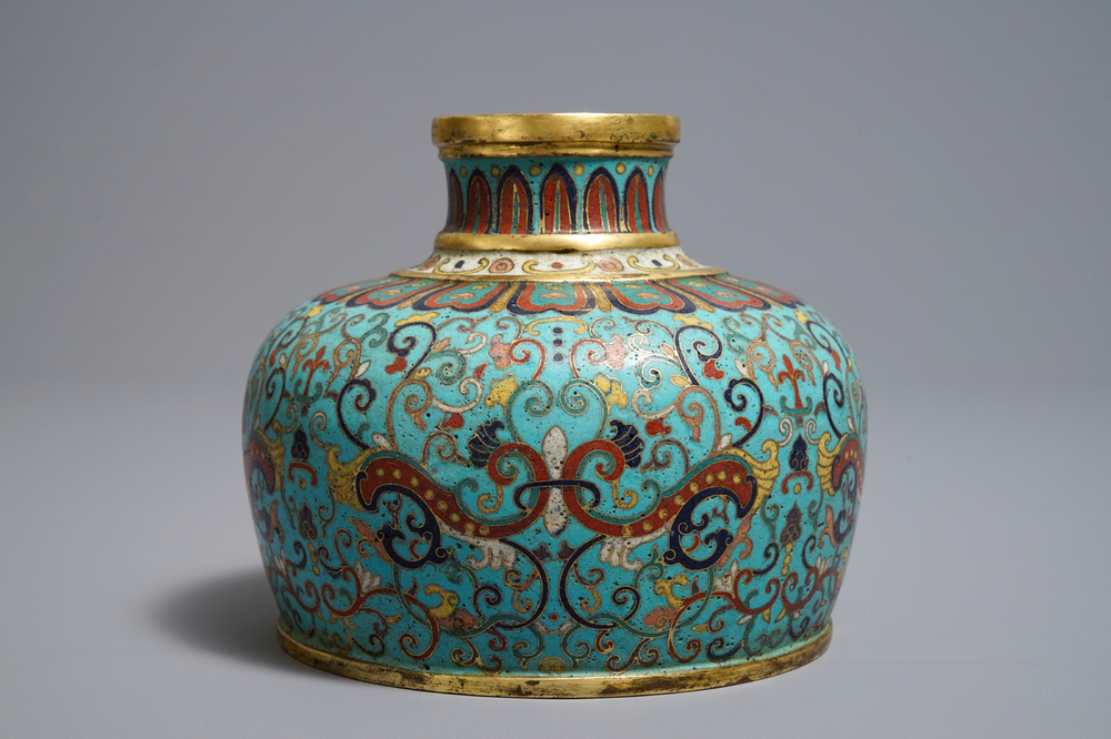 Een Chinese cloisonn&eacute; vaas, Qianlong merk, 19/20e eeuw