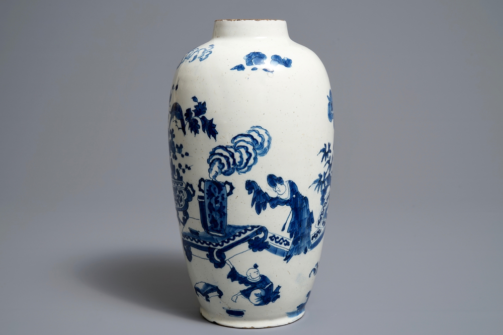 Un vase en fa&iuml;ence de Delft en bleu et blanc &agrave; d&eacute;cor de chinoiserie, 17/18&egrave;me