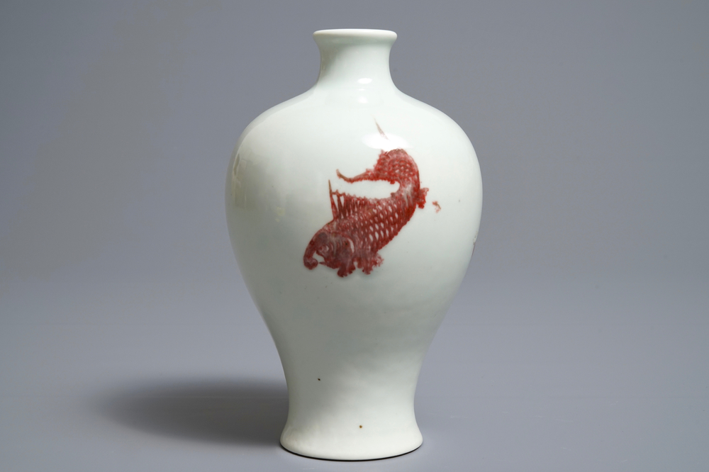 Een Chinese meiping vaas met onderglazuur rood decor van vissen, Kangxi merk en periode