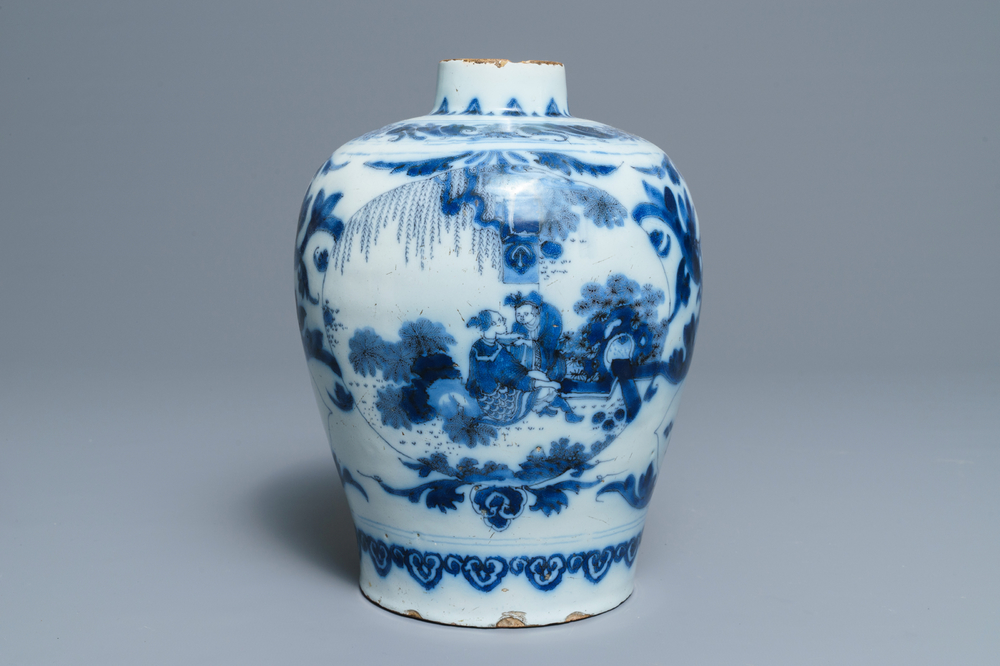 Un vase en fa&iuml;ence de Delft en bleu et blanc &agrave; d&eacute;cor de chinoiserie, fin du 17&egrave;me