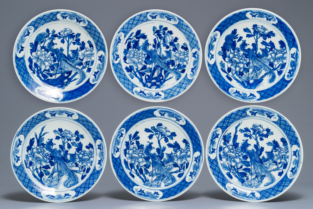 Six plats en porcelaine de Chine bleu et blanc &agrave; d&eacute;cor de ph&eacute;nix, 19&egrave;me