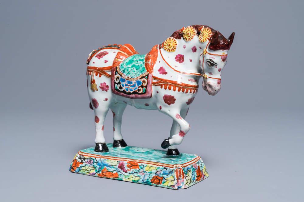 Un mod&egrave;le d'un cheval sur base en fa&iuml;ence de Delft polychrome petit feu, 18&egrave;me