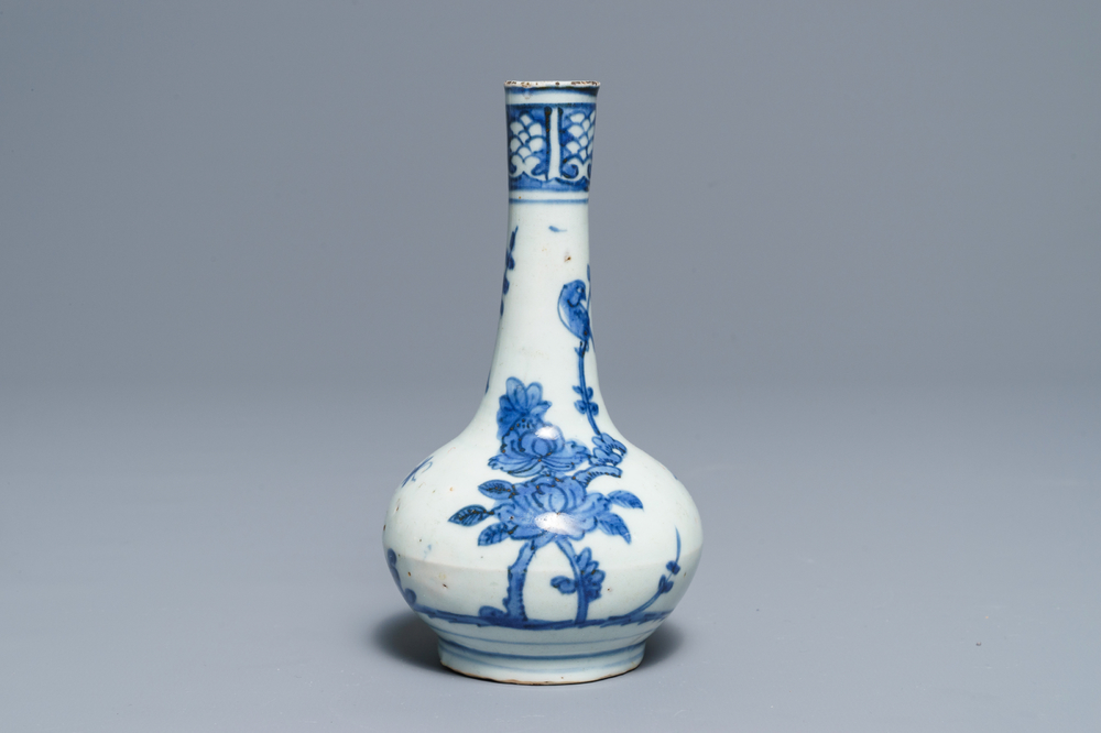 Een Chinese blauwwitte flesvormige vaas, Wanli