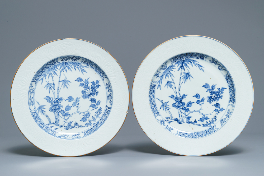 Une paire de plats en porcelaine de Chine bleu et blanc aux d&eacute;cors incis&eacute;s, Kangxi