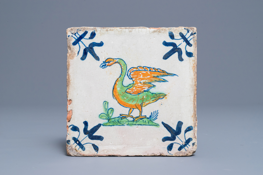 Un carreau en fa&iuml;ence de Delft polychrome &agrave; d&eacute;cor d'un cygne, d&eacute;but du 17&egrave;me