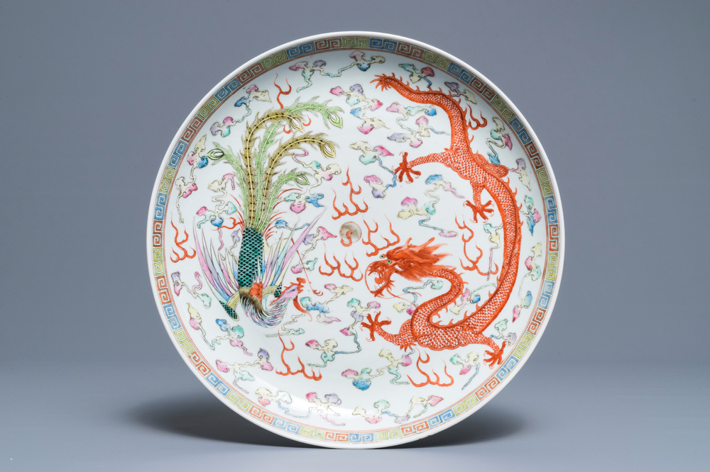 Un plat en porcelaine de Chine famille rose &agrave; d&eacute;cor 'dragon et ph&eacute;nix', marque et &eacute;poque de Guangxu