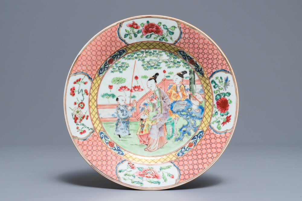 Une assiette en porcelaine de Chine famille rose, Yongzheng