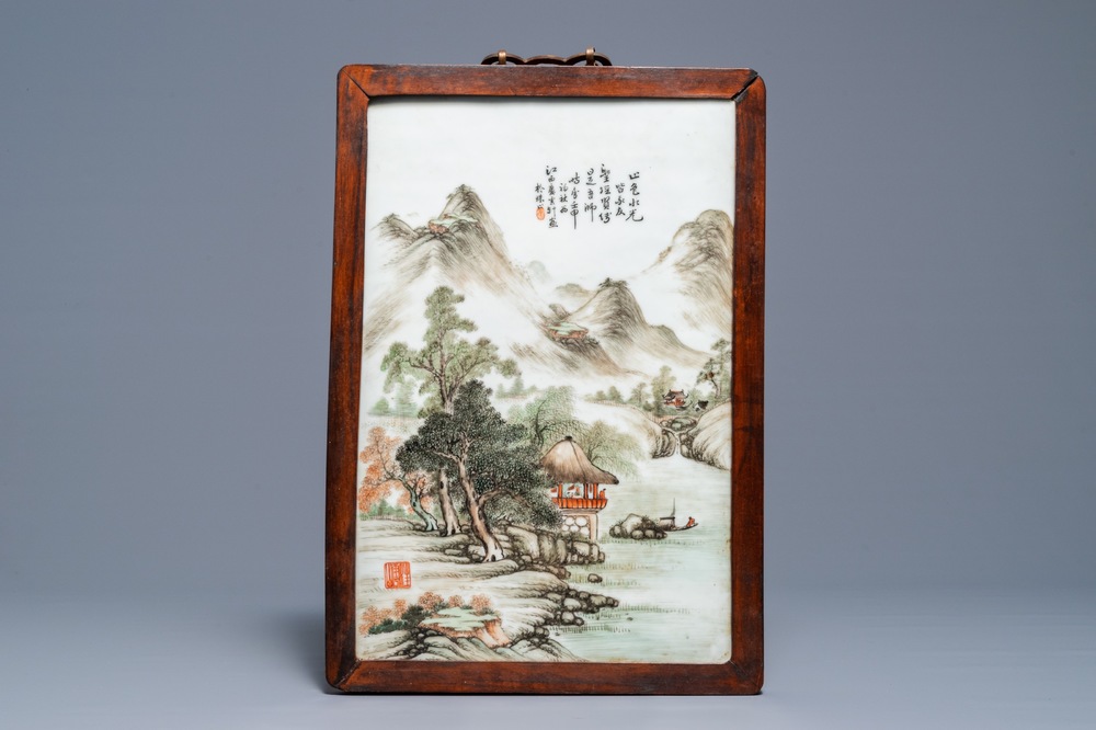 Een Chinese qianjiang cai plaquette, gesign. Wang Yun Shan, gedat. 1932