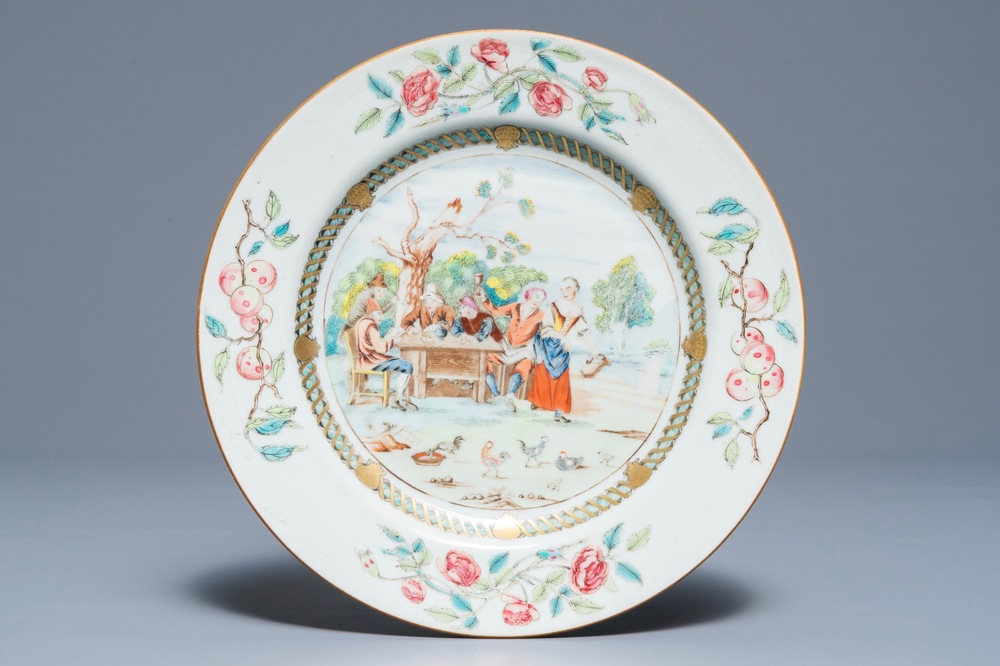 Une assiette en porcelaine de Chine famille rose &agrave; d&eacute;cor des 'Joueurs de cartes' d'apr&egrave;s Teniers, Qianlong
