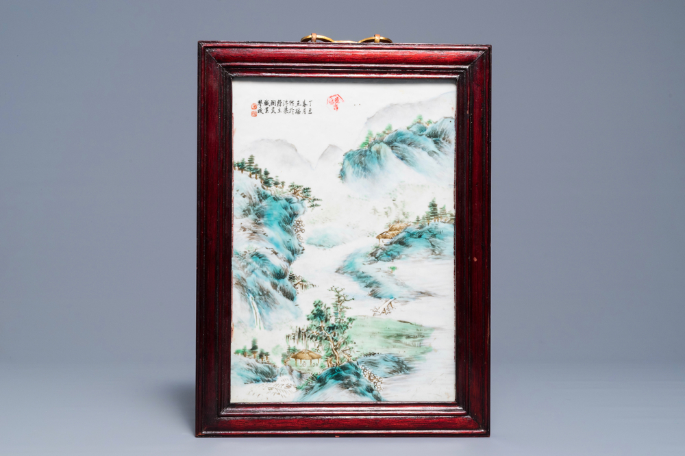 Une plaque en porcelaine de Chine qianjiang cai, sign&eacute;e Wang Shu, dat&eacute;e 1937