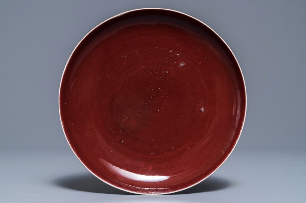Een Chinees monochroom lever-rood bord, Qianlong merk en periode