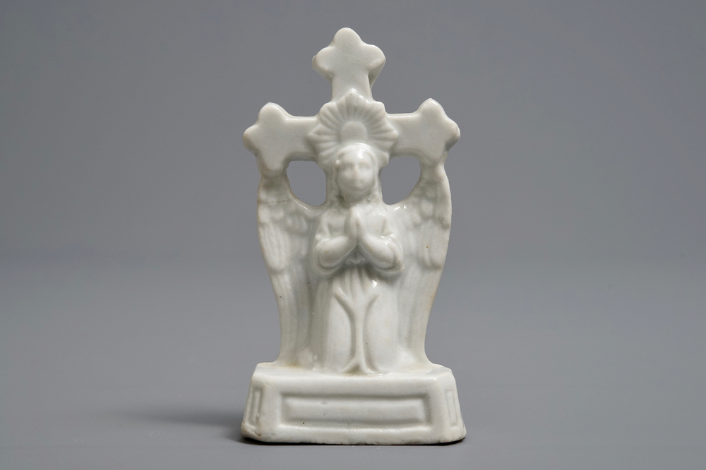 Een zeldzame Chinese Dehua blanc de Chine crucifix, Kangxi/Qianlong