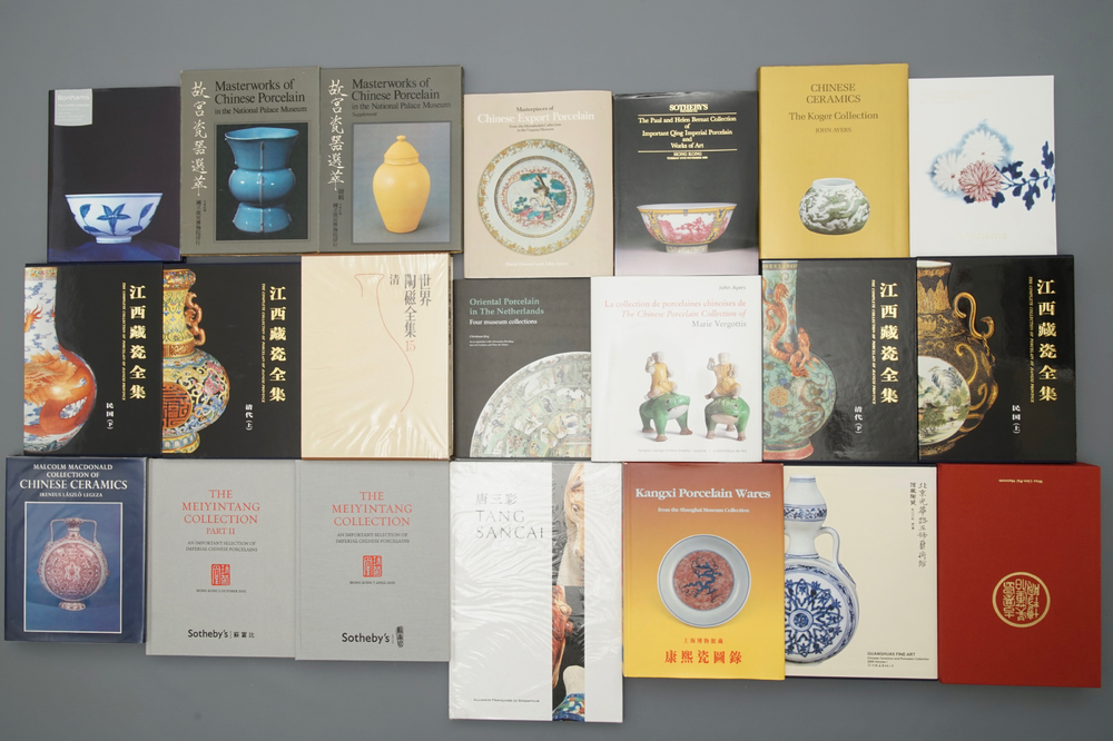 31 books on mostly Chinese Qing Dynasty porcelain, incl. a number of rare catalogs