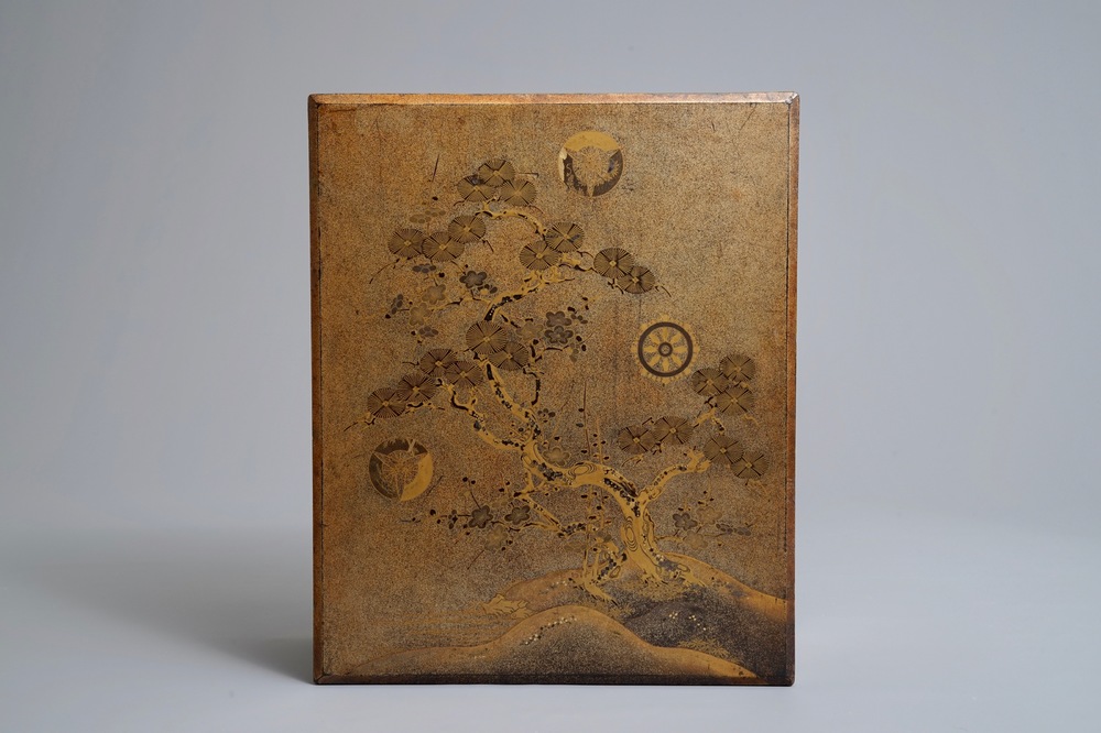 Een Japanse lakwerk 'suzuribako' schrijfkist met pijnboomdecor, Edo of Meiji, 18/19e eeuw