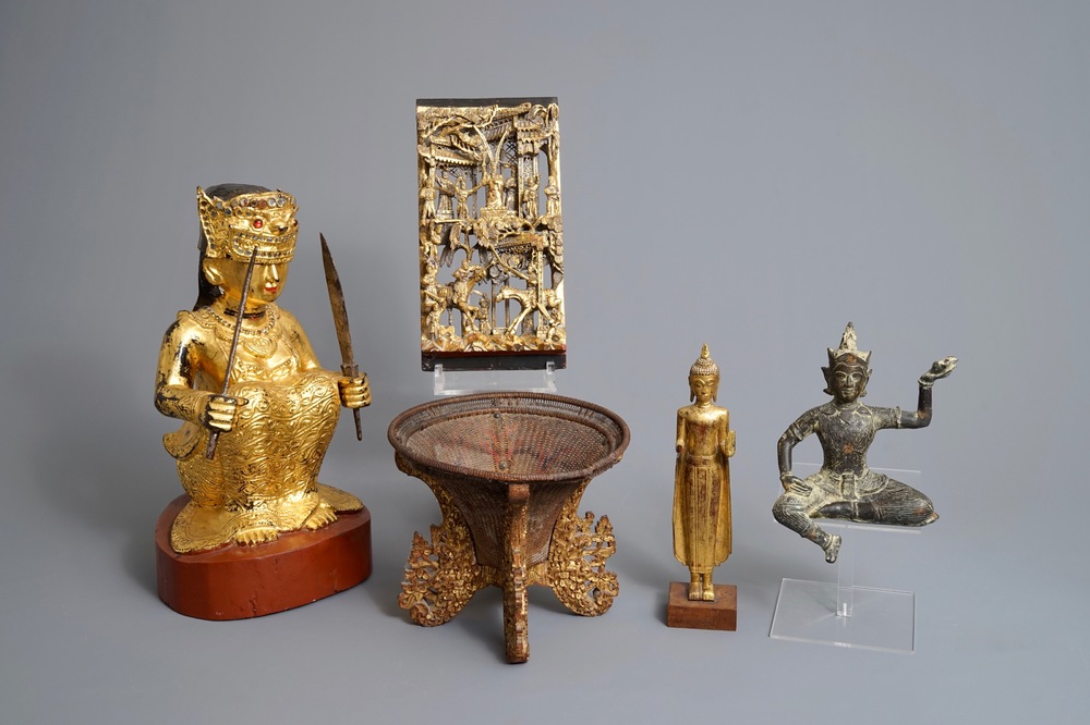Een gevarieerde collectie sculptuur in verguld hout en brons, China en Zuidoost-Azi&euml;, 19/20e eeuw