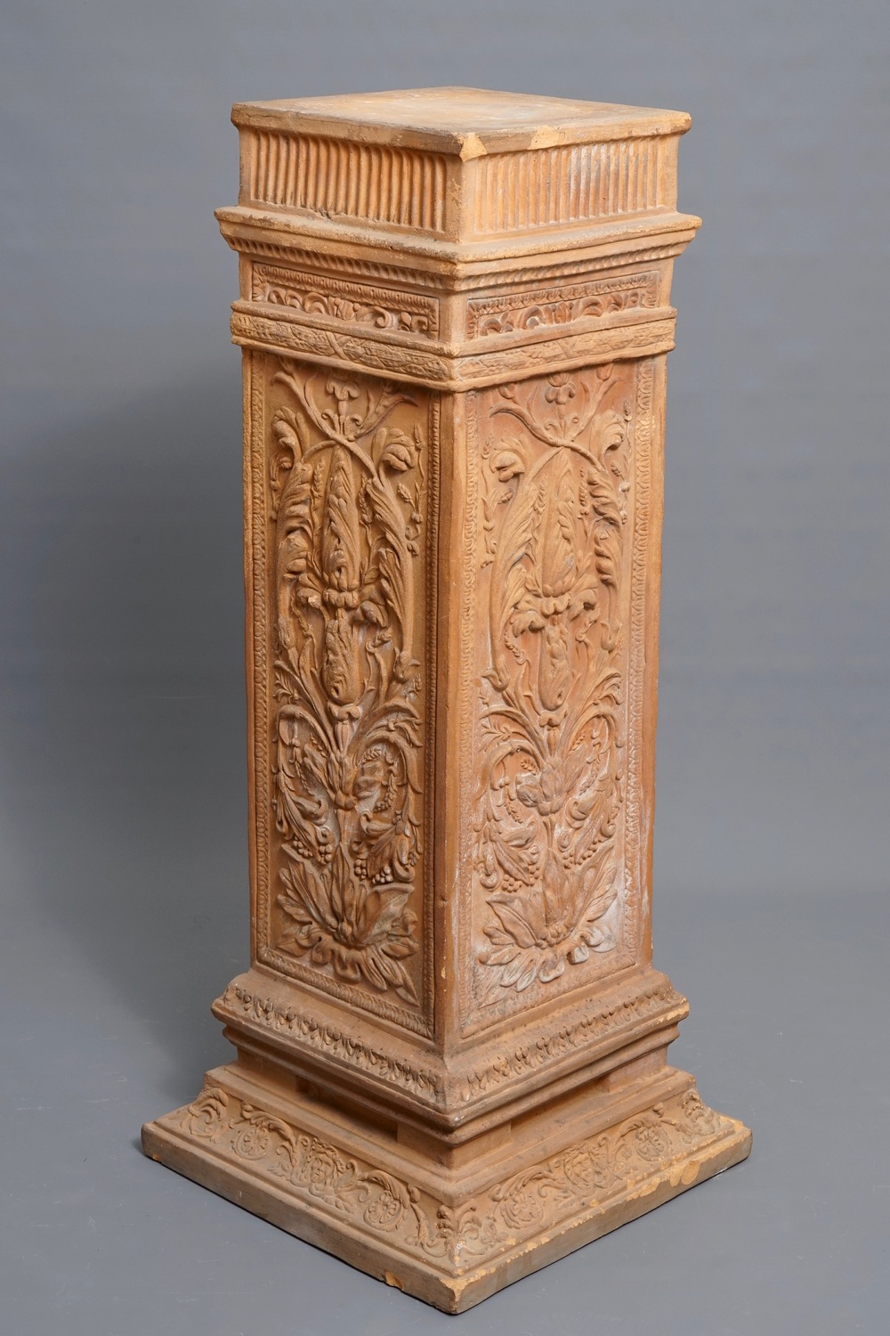 Een neoclassicistische terracotta zuil, Itali&euml;, eind 19e eeuw