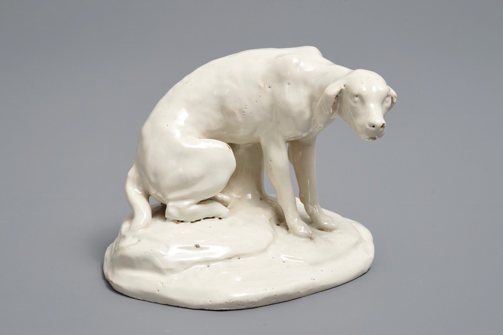Een wit Delfts model van een hond, 18e eeuw