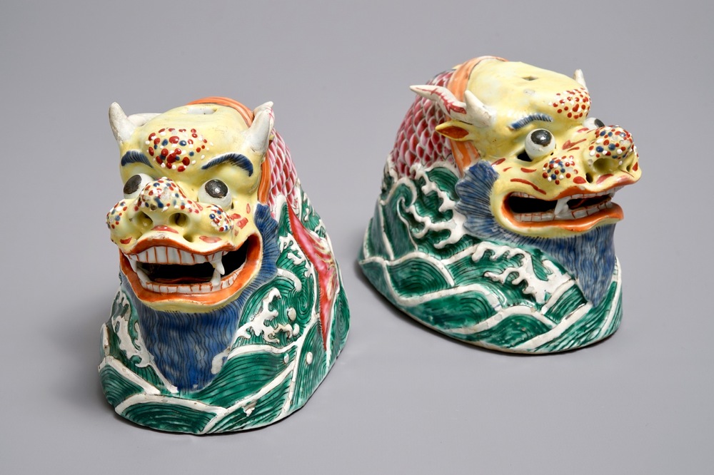 Une paire de mod&egrave;les de dragons en porcelaine de Chine famille rose, Qianlong/Jiaqing