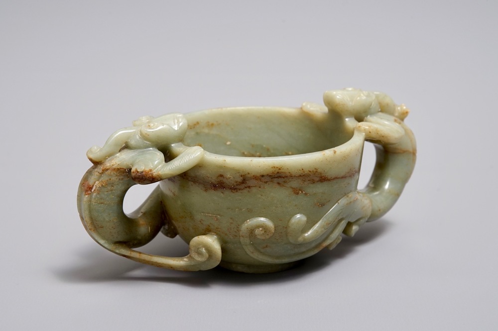 Een Chinese kop met chilong-grepen in celadon en bruine jade, wellicht vroege Qing