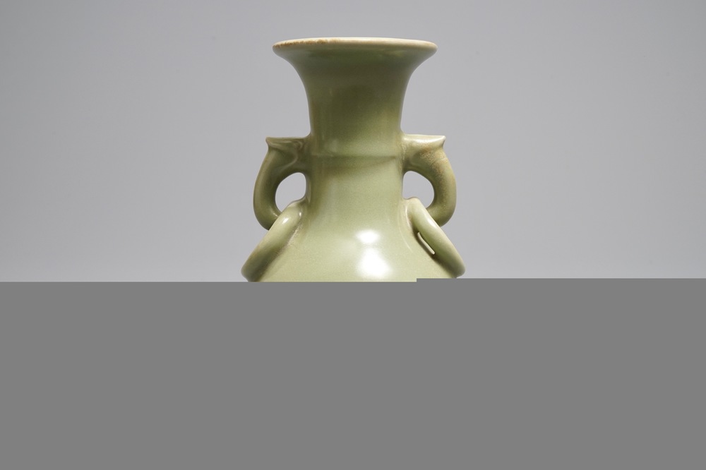 Un vase en porcelaine de Chine c&eacute;ladon de Longquan, Ming