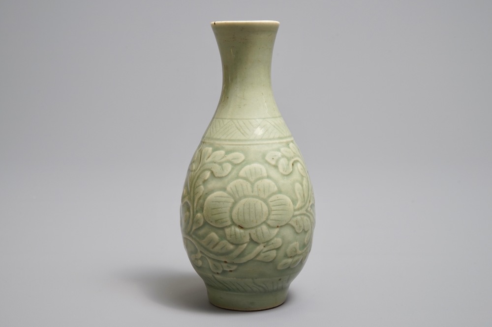 Een Chinese flesvormige celadon vaas met reli&euml;fdecor, 18/19e eeuw