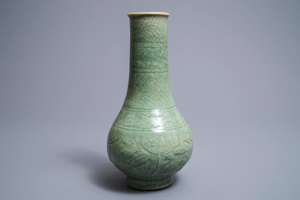 Een Chinese Zhejiang celadon-groene vaas met onderglazuur decor, Ming