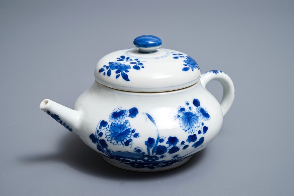 Une th&eacute;i&egrave;re couverte en porcelaine de Chine bleu et blanc d'apr&egrave;s un mod&egrave;le en Yixing, Kangxi