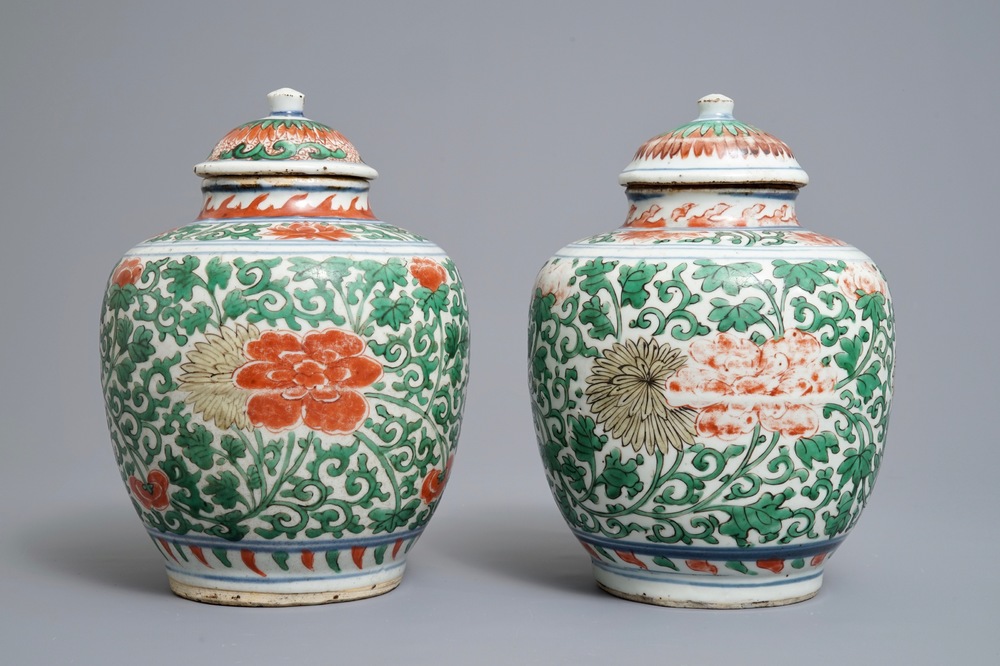 A pair of Chinese wucai jars and covers with floral design, Transitional period