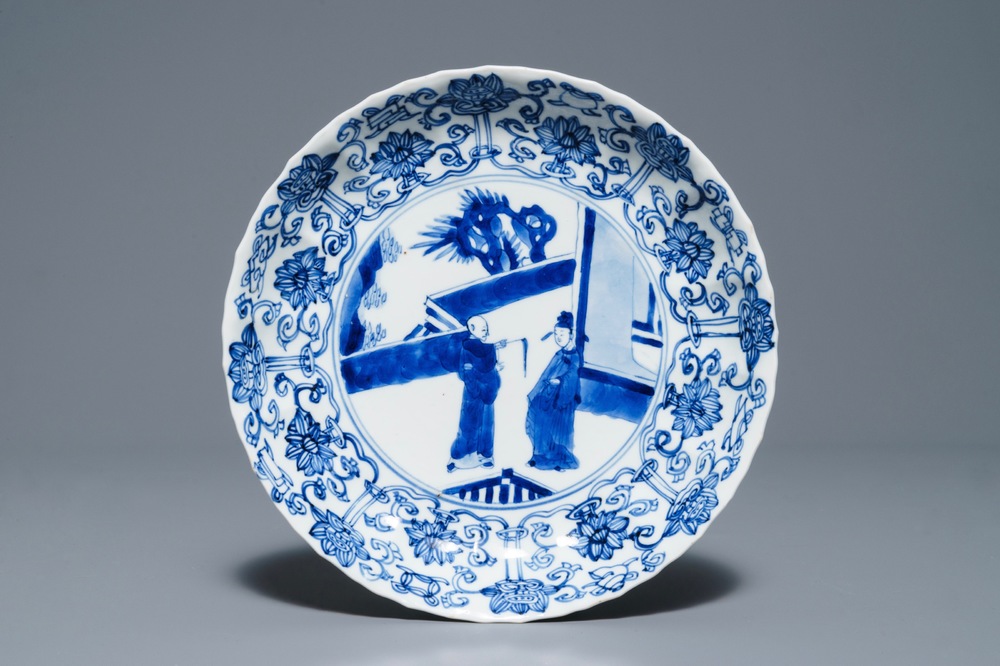 Une assiette en forme de lotus en porcelaine de Chine bleu et blanc, marque et &eacute;poque de Kangxi