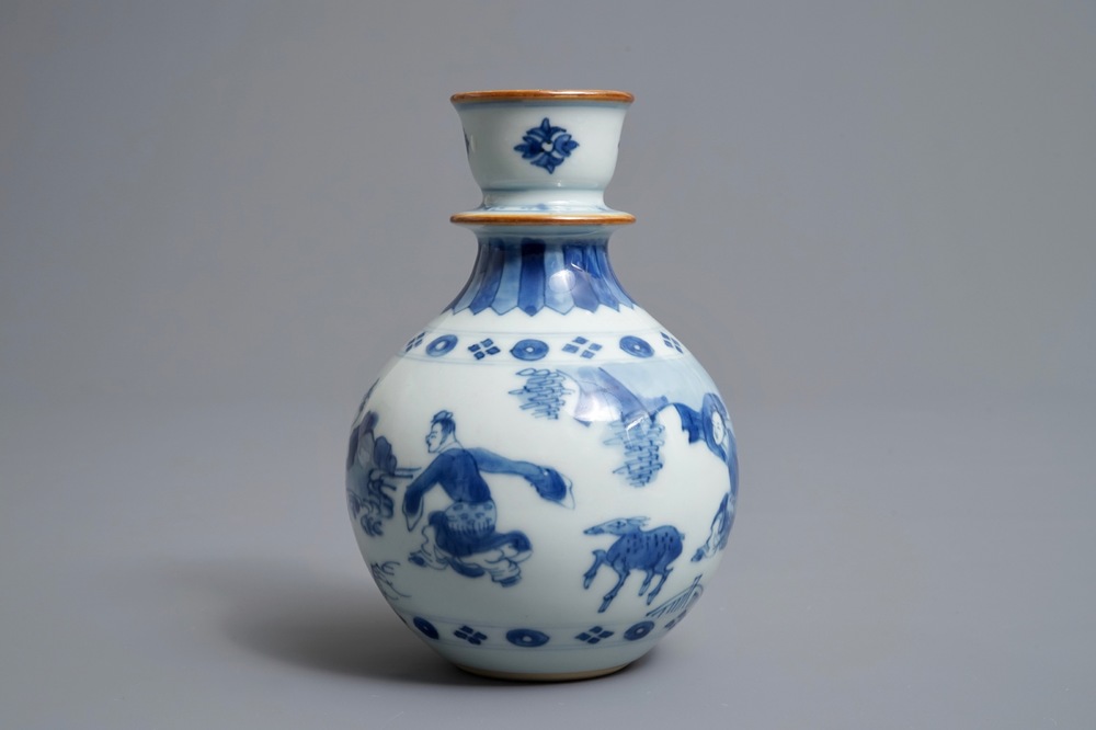 Een Chinese blauwwitte hookah-basis met figuratief decor, Kangxi