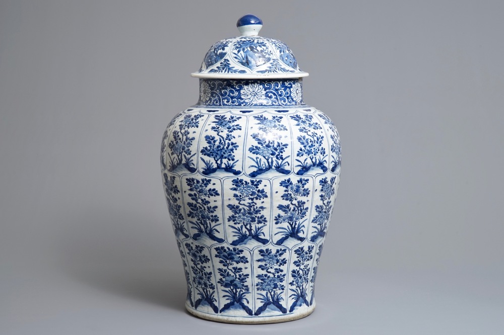 Un grand vase couvert en porcelaine de Chine bleu et blanc, Kangxi