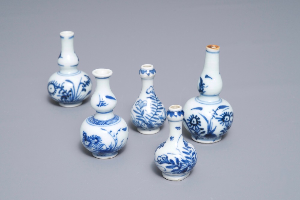 Vijf Chinese blauwwitte miniatuur vaasjes, Kangxi