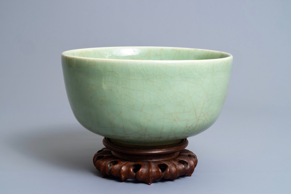 Een Chinese celadon kom op houten voet, Kangxi/Yongzheng