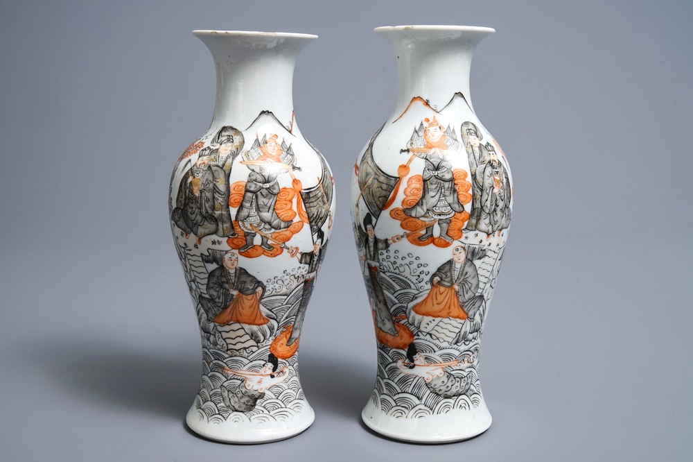 Une paire de vases en porcelaine de Chine grisaille, rouge de fer et dor&eacute;, marque de Hongxian, 20&egrave;me