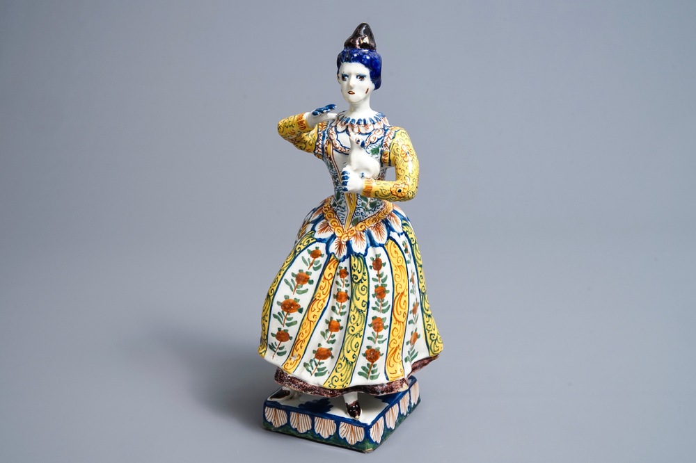 Een grote polychrome Delftse figuur van een dame met hondje, 18e eeuw