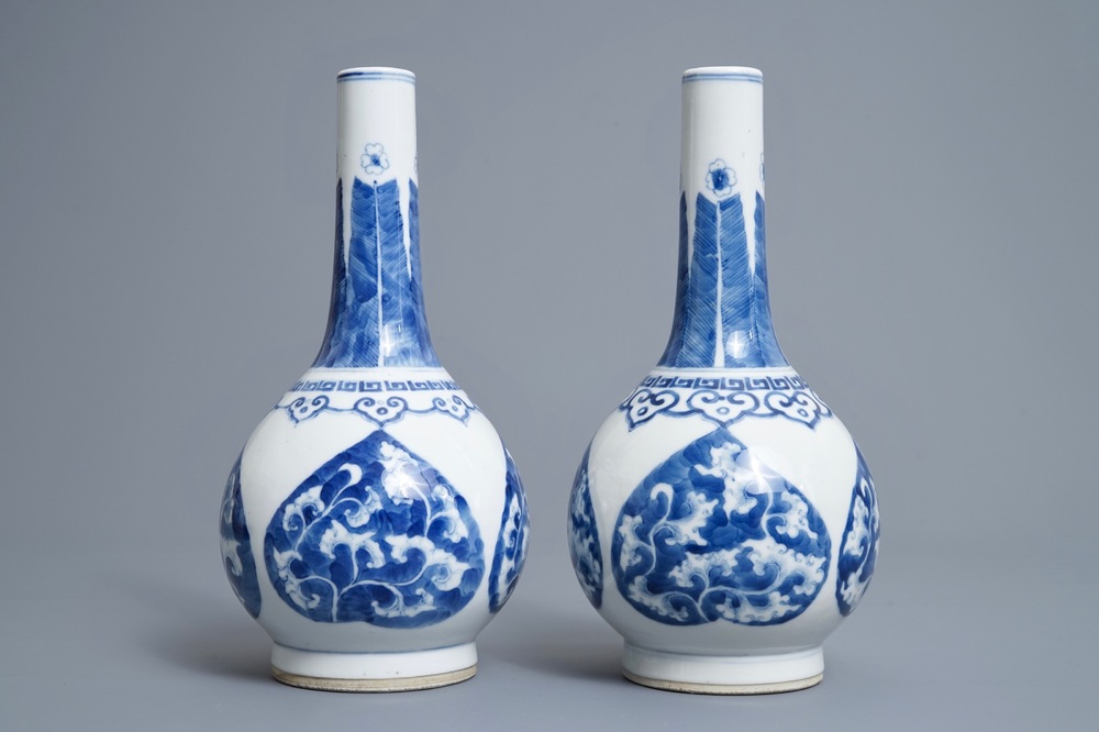 Une paire de vases de forme bouteille en porcelaine de Chine bleu et blanc, marque de Kangxi, 19/20&egrave;me