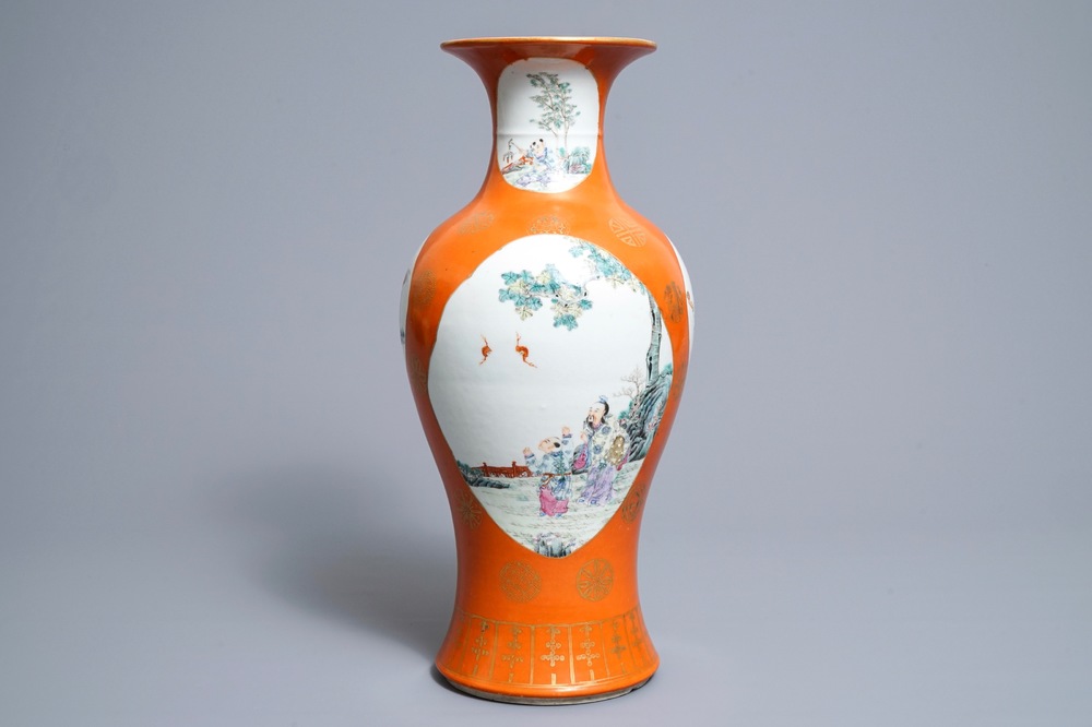 Un vase en porcelaine de Chine famille rose sur fond orange, marque de Qianlong, R&eacute;publique, 20&egrave;me