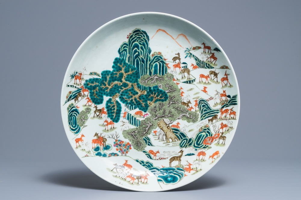 Un grand plat 'cent daims' en porcelaine de Chine famille rose, marque de Qianlong, 19&egrave;me