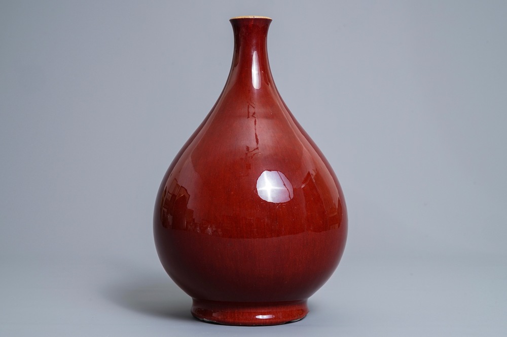 Un vase de forme bouteille en porcelaine de Chine sang de boeuf monochrome, 18/19&egrave;me