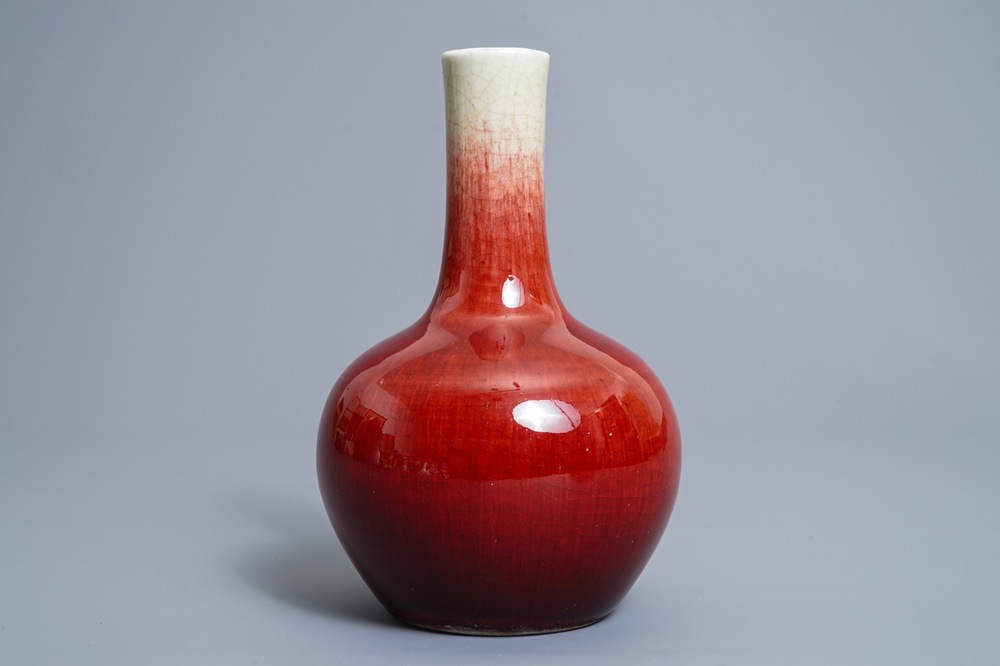 Un vase de forme tianqiu ping en porcelaine de Chine langyao, 18/19&egrave;me