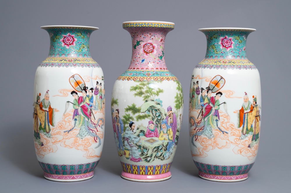 Trois vases en porcelaine de Chine famille rose, marque de Qianlong, R&eacute;publique, 20&egrave;me