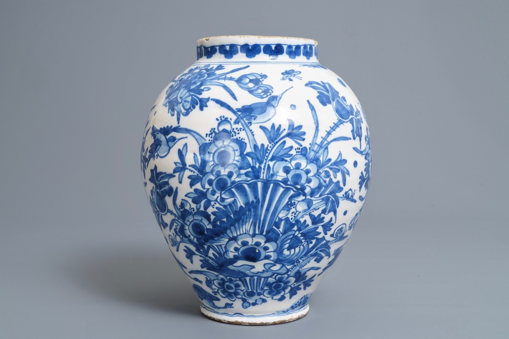 Een blauwwitte pot in Engels Delfts aardewerk met chinoiserie decor, 18e eeuw