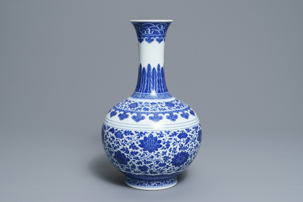 massa verrassing Roestig Een Chinese blauwwitte flesvormige Ming-stijl vaas, Qianlong merk, 19/20e  eeuw - Rob Michiels Auctions