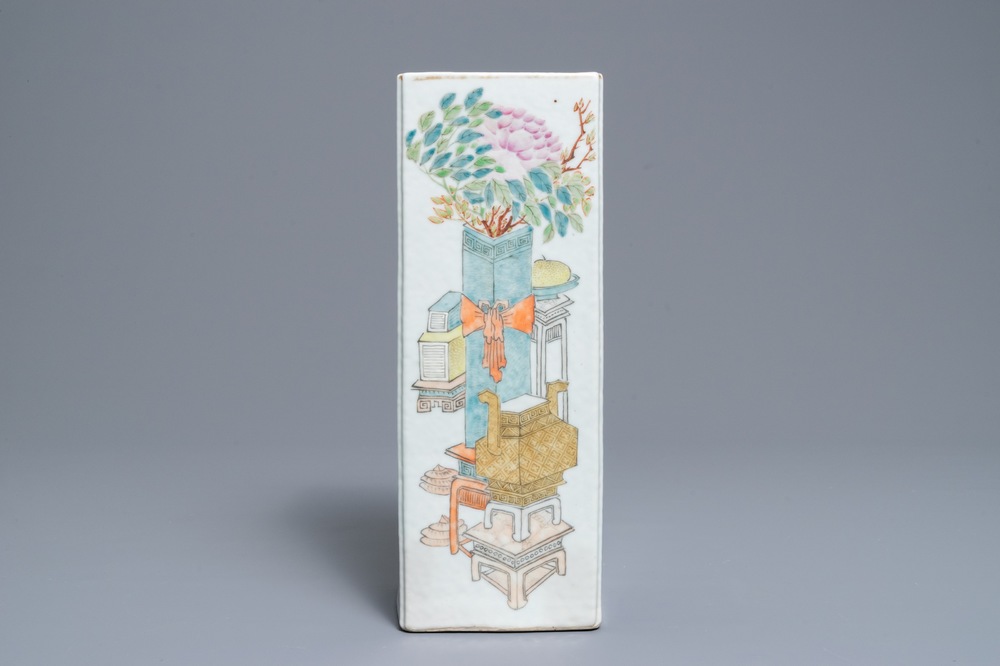 Een vierkante Chinese qianjiang cai hoedensteun, gesign. Xu Pinheng, 19e eeuw