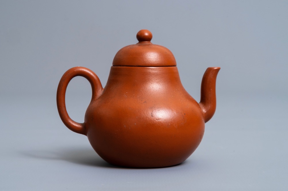 Een Chinese Yixing steengoed theepot met deksel, reli&euml;fmerk, 18/19e eeuw