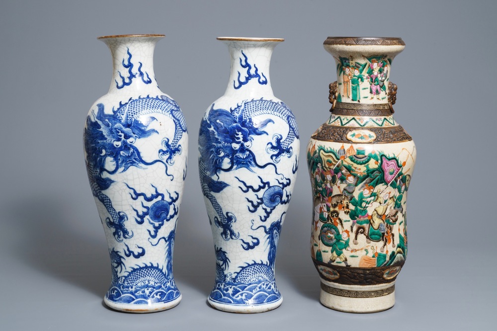 Trois vases en porcelaine de Chine dit &quot;de Nankin&quot; aux d&eacute;cors de dragons et de guerriers, 19&egrave;me