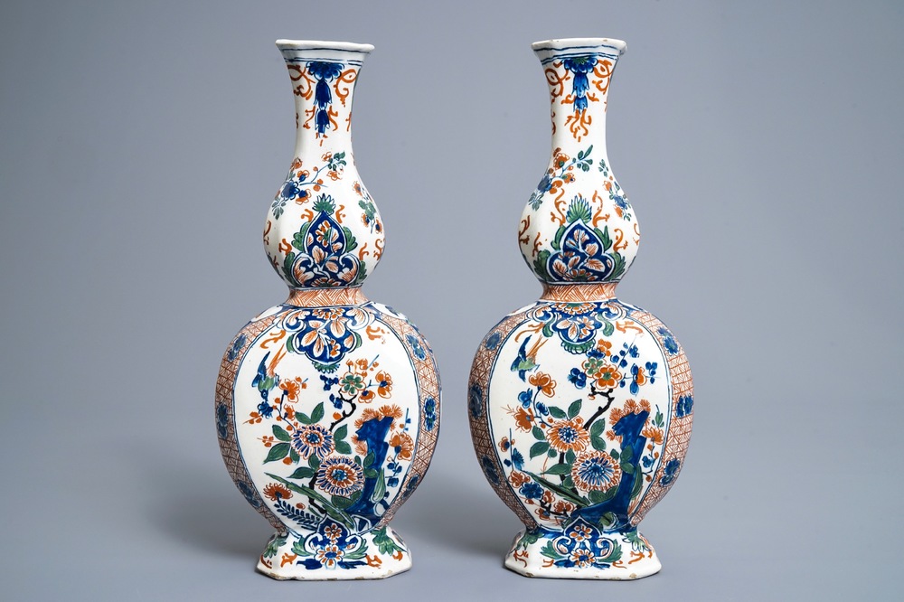 Une paire de vases de forme bouteille en fa&iuml;ence de Delft en palette cachemire, 17/18&egrave;me
