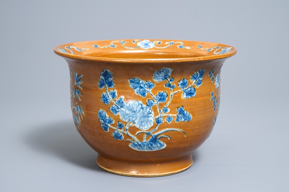 A Chinese blue and white on brown ground cachepot, 19th C.