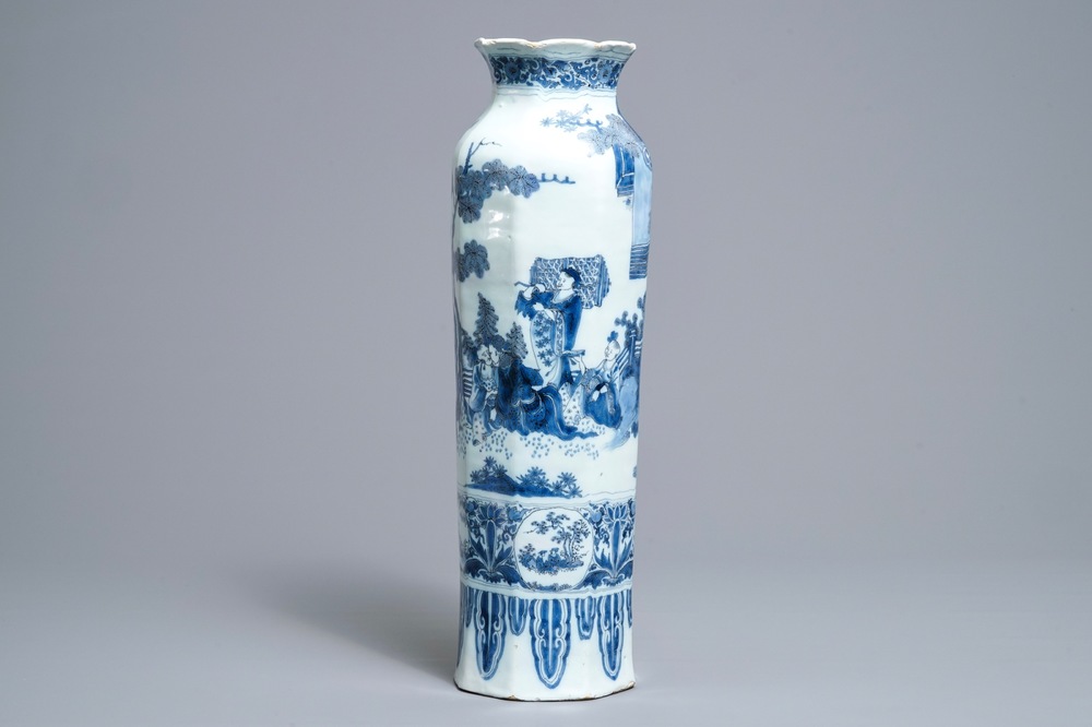 Un grand vase octagonal en fa&iuml;ence de Delft en bleu et blanc &agrave; d&eacute;cor de chinoiserie, 17/18&egrave;me